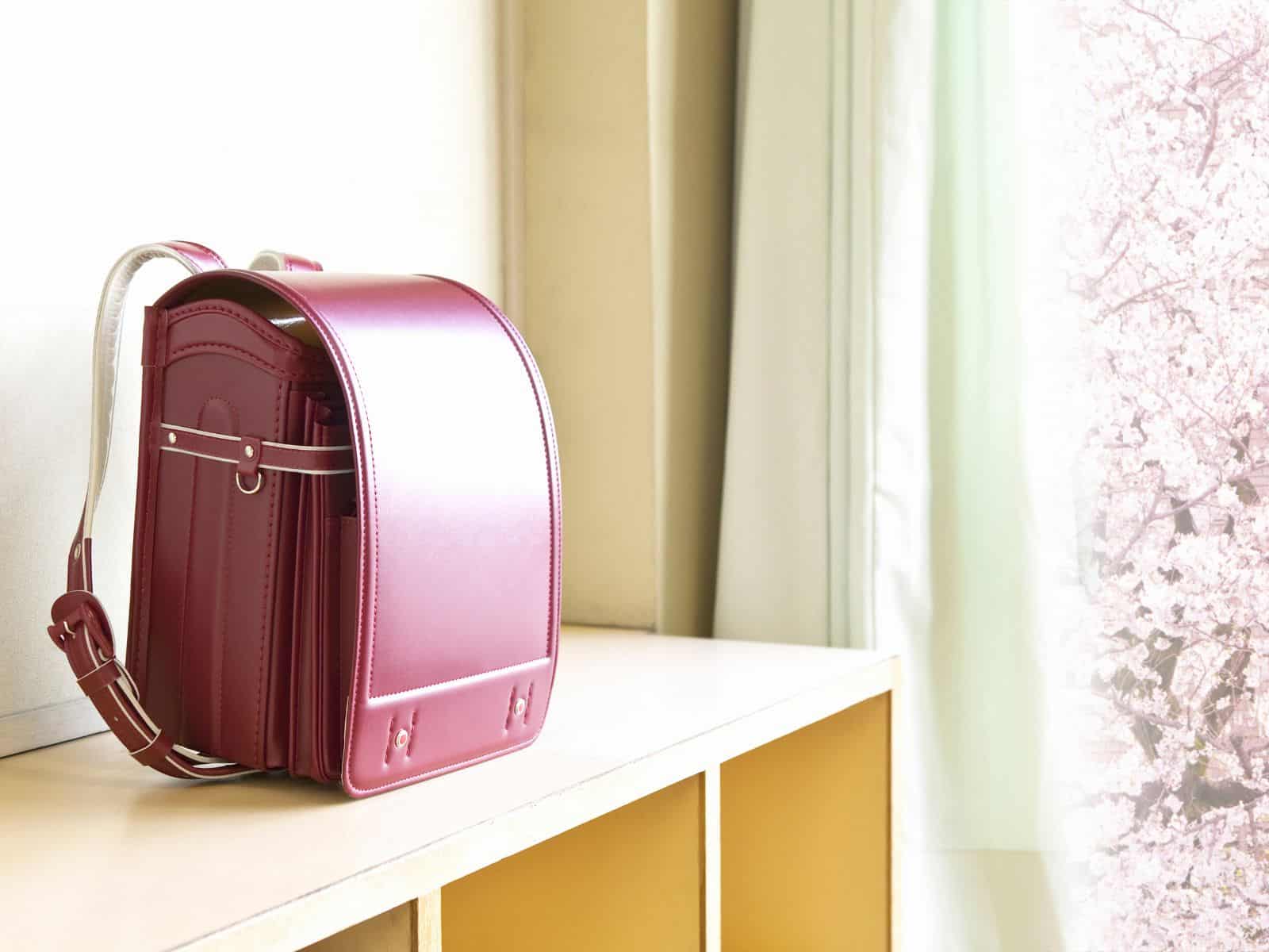 春の光が差し込む窓辺に置かれたピンク色のランドセル
