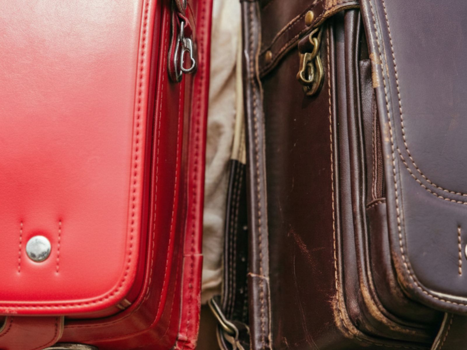 6年間の思い出が刻まれた、使い込まれた赤と茶色のランドセル